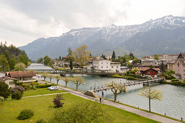 아레 강 및 알프스 in 인터라켄, switzerland - interlaken switzerland aare river house 뉴스 사진 이미지