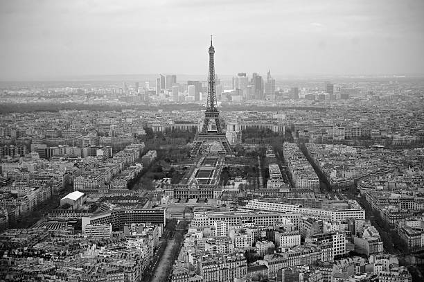 ブラックとホワイトの写真の空から見たパリ,フランス - gustav eiffel ストックフォトと画像