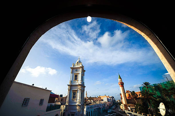 italian torre de reloj en medina de tripoli/libia - tripoli fotografías e imágenes de stock