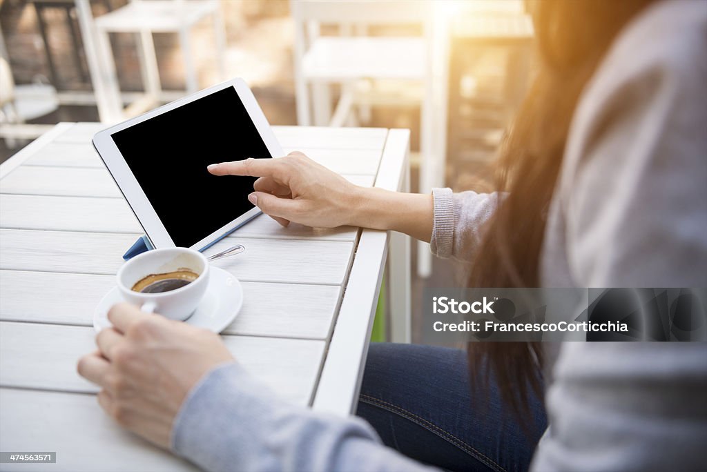 Jeune femme avec tablette numérique au café - Photo de Tablette numérique libre de droits