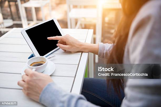 Photo libre de droit de Jeune Femme Avec Tablette Numérique Au Café banque d'images et plus d'images libres de droit de Tablette numérique - Tablette numérique, Personne humaine, Écran