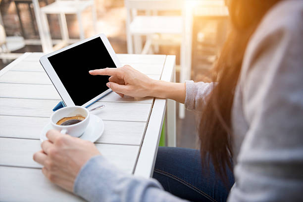 若い女性、デジタルタブレットで cafè - digital tablet businesswoman young women watching ストックフォトと画像
