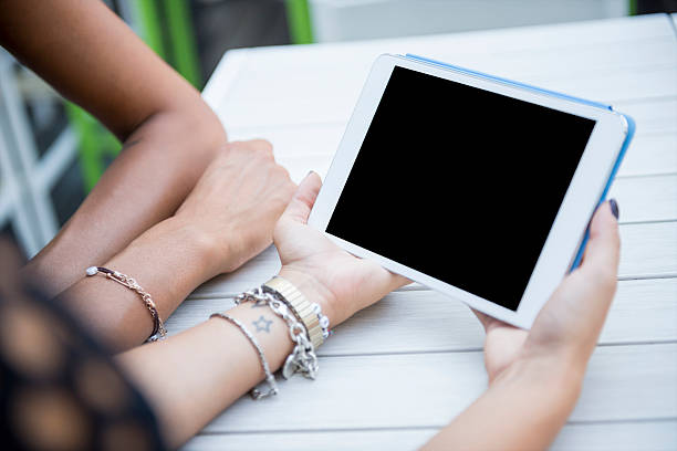 2 つの若い女性、デジタルタブレットで cafè - digital tablet businesswoman young women watching ストックフォトと画像