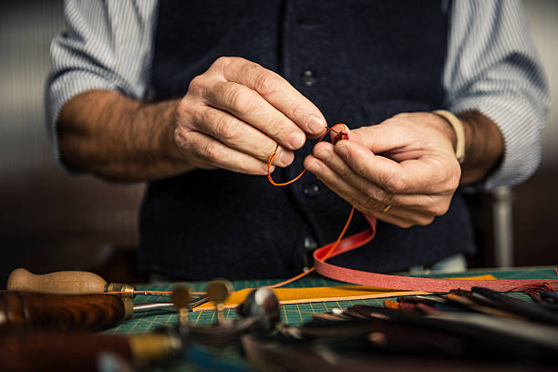 Artigiano al lavoro in pelle - foto stock