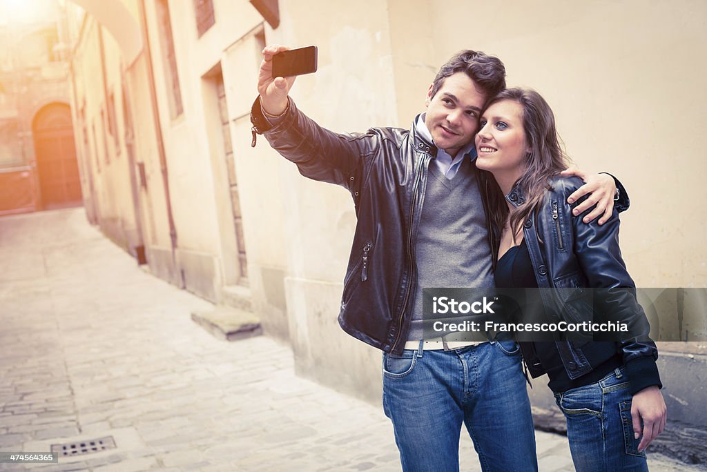 Giovane donna e uomo che scatta una foto - Foto stock royalty-free di Adolescente