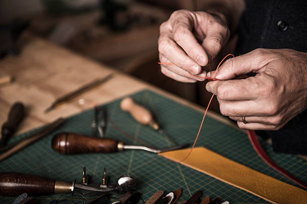 artigiano al lavoro in pelle - working tailor stitch sewing foto e immagini stock