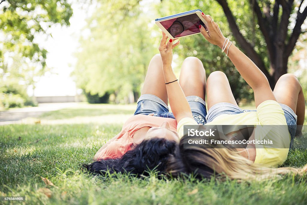 Dos mujeres usando tableta digital - Foto de stock de Adulto libre de derechos