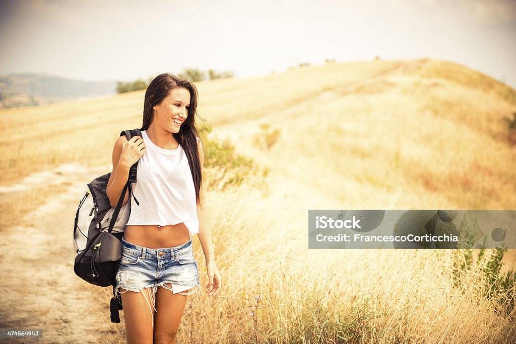 젊은 여자 걷기 이탈리어어 있는 네이쳐향 - 로열티 프리 가리키기 스톡 사진