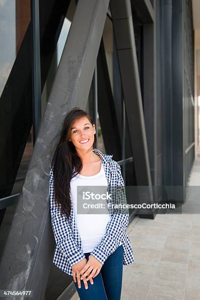 Foto de Retrato De Mulher Jovem Feliz e mais fotos de stock de Adolescente - Adolescente, Adolescentes Meninas, Adolescência