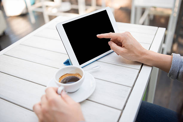 若い女性、デジタルタブレットで cafè - digital tablet businesswoman young women watching ストックフォトと画像