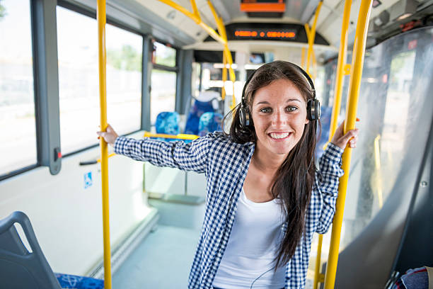 젊은 행복함 가진 여자 청력보조용 전화 굴절률은 버스 스톡 사진