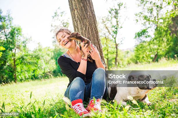 Mujer Joven Con Dos Perros Foto de stock y más banco de imágenes de Abrigo de pieles - Abrigo de pieles, Acostado, Adulto