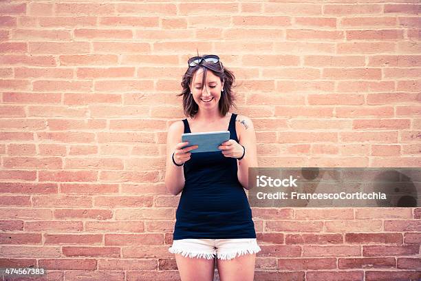 Foto de Jovem Feliz Mulher Com Tablet Digital e mais fotos de stock de Adolescente - Adolescente, Adolescentes Meninas, Adulto