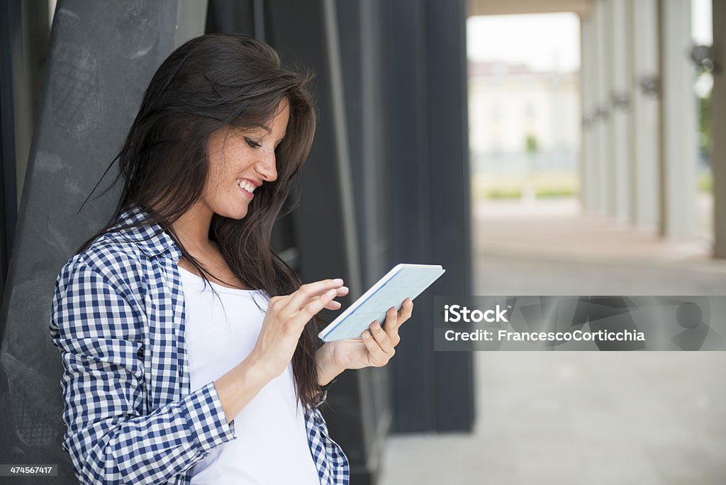 Heureux jeune femme à l'aide de Tablette numérique - Photo de Adolescence libre de droits