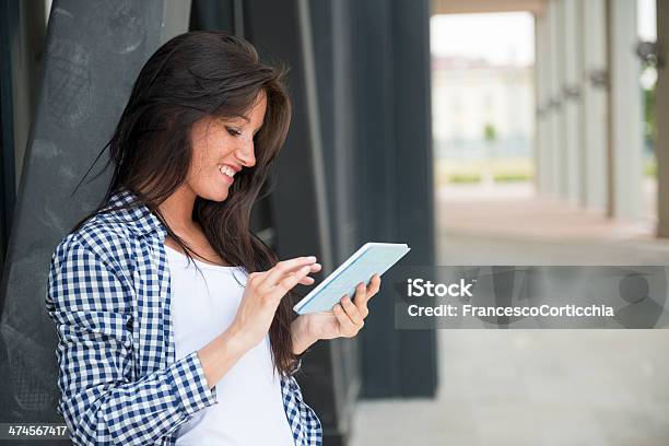 Photo libre de droit de Heureux Jeune Femme À Laide De Tablette Numérique banque d'images et plus d'images libres de droit de Adolescence - Adolescence, Adolescent, Adulte