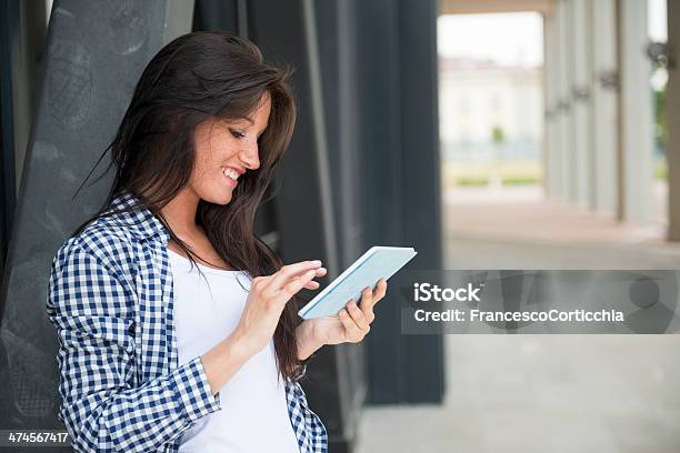 若い幸せな女性のデジタルタブレットを使用して - つながりのストックフォトや画像を多数ご用意 - つながり, イタリア, イタリア文化