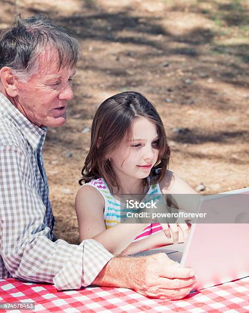 Großvater Und Enkelin Mit Laptop Im Freien Stockfoto und mehr Bilder von Aktiver Lebensstil - Aktiver Lebensstil, Aktiver Senior, Alter Erwachsener