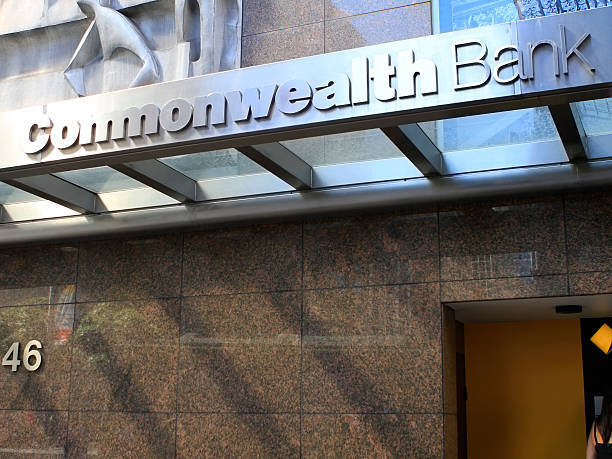 commonwealth bank señal - named financial services company fotografías e imágenes de stock