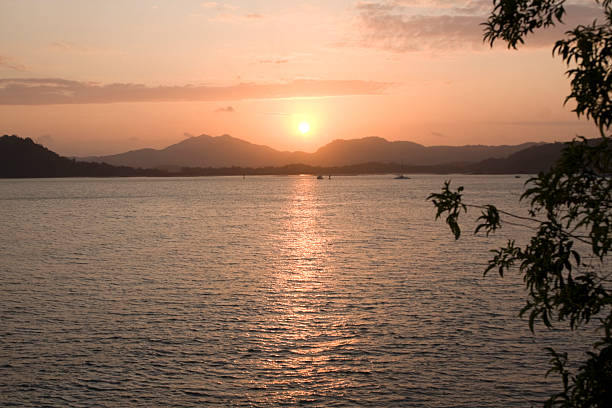 coucher de soleil sur le canal de panama - panama canal panama mountain sunset photos et images de collection