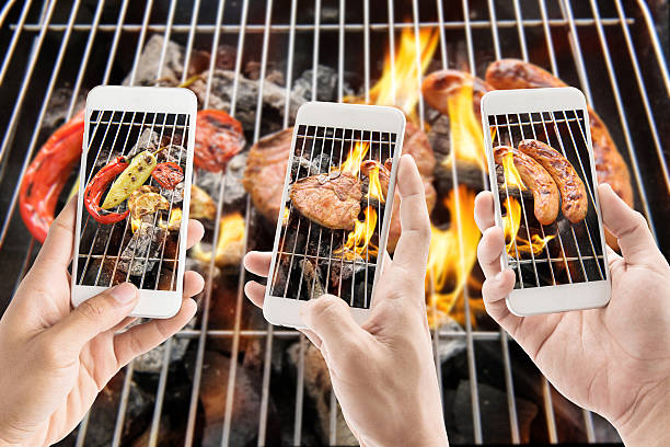 amigos utilizando teléfonos inteligentes para tomar fotos de alimentos. - roast beef filet mignon beef meat fotografías e imágenes de stock