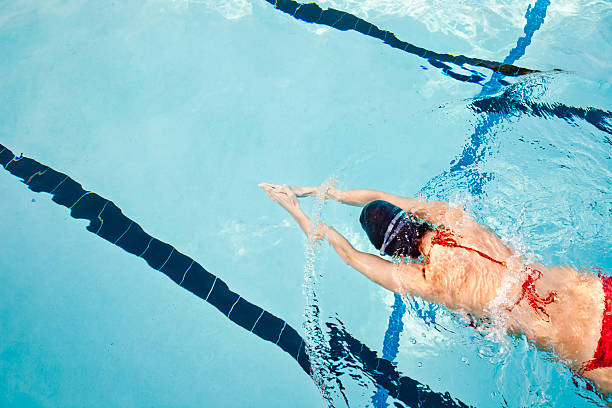 junge frau ein paar bahnen schwimmen - auf dem schoß stock-fotos und bilder