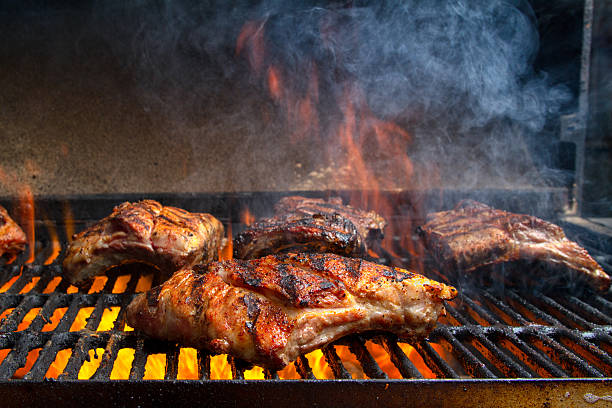 baby zurück ribs auf flaming grill " - vom holzkohlengrill stock-fotos und bilder