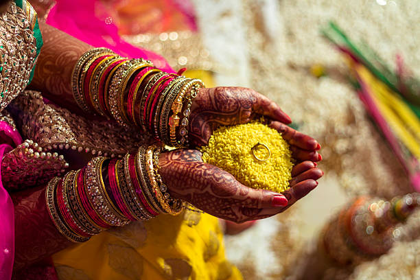 indienne mariée rituels du spectacle - henna tattoo tattoo indian culture wedding photos et images de collection