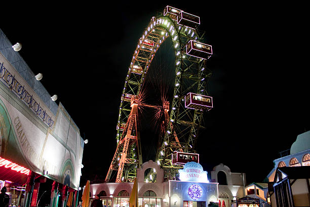 wiener au prater riesenrad - vienna ferris wheel night prater park photos et images de collection