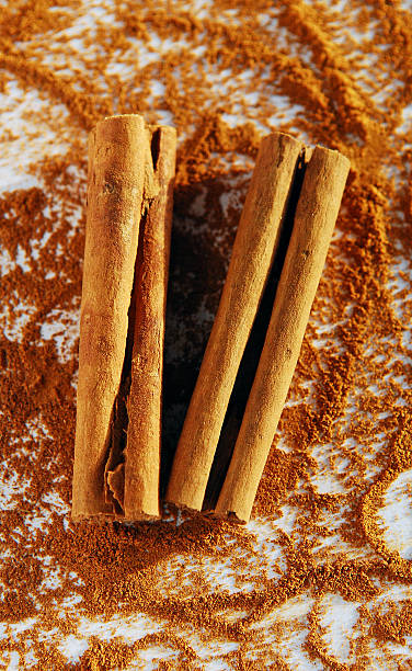 paus de canela e pó em fundo - canella imagens e fotografias de stock