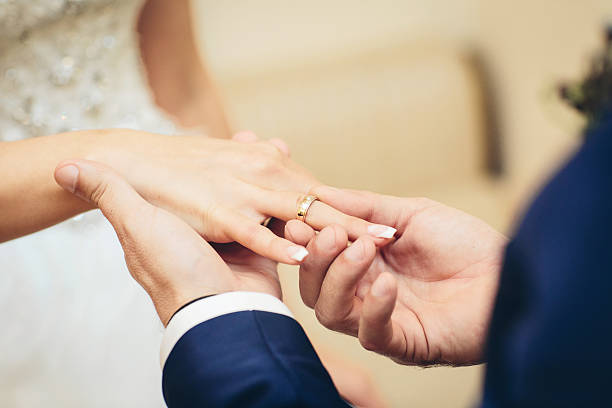 Alsjeblieft kijk Geaccepteerd verschijnen Wedding Ring Hand Stock Photos, Pictures & Royalty-Free Images - iStock