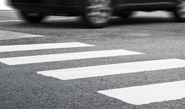 marquant de traversée de piétons et des voitures rapides - pedestrian photos et images de collection