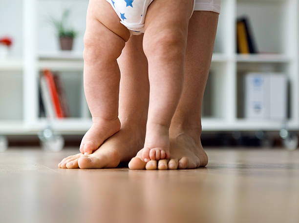 madre e figlio gambe.   primi passi. - steps baby standing walking foto e immagini stock