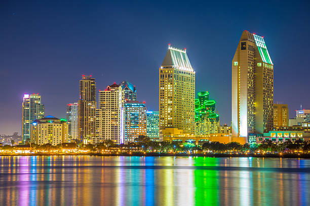 сан-диего центр города небоскребы в ночное время - night downtown district north america san diego california стоковые фото и изображения