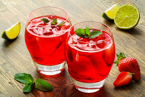 istock Cold strawberries drinks with strawberry slices and mint 474632552