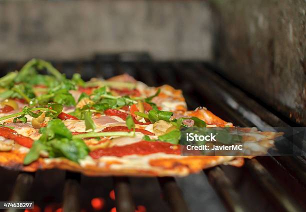 Pizza Na Grill - zdjęcia stockowe i więcej obrazów Grill - Grill, Pizza, Fotografika