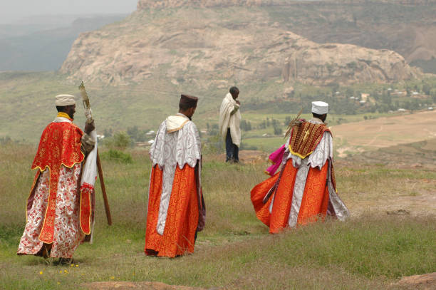 ドゥブレ damo ます。エチオピアキリスト教宮司練習します。 - dancing africa ethiopian culture ethiopia ストックフォトと画像