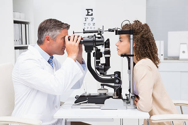 femme faisant des test de opticien - examen ophtalmologique photos et images de collection