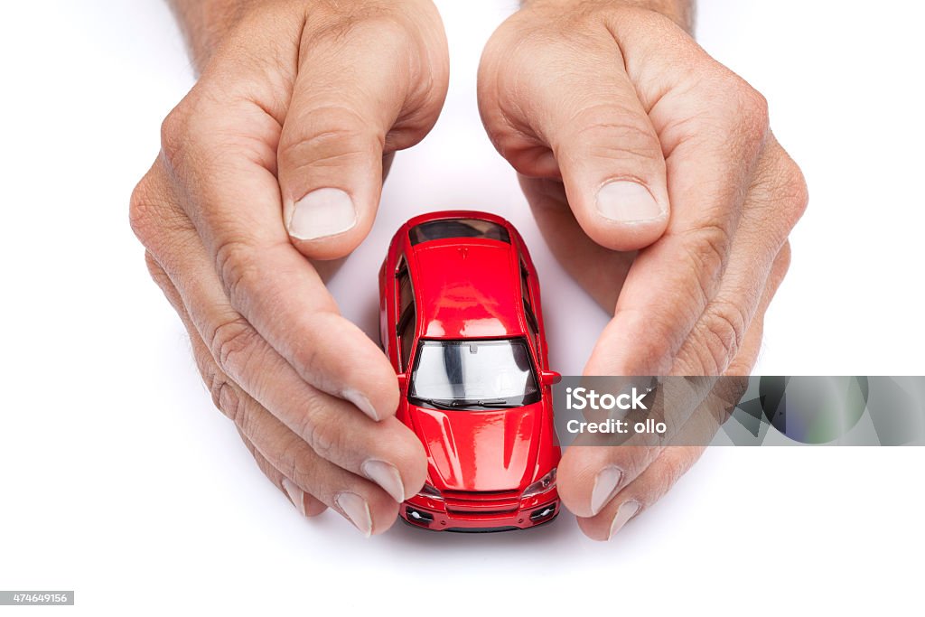 Dos manos la protección de una pequeña red car - Foto de stock de Coche libre de derechos