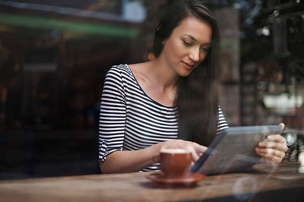istock Enjoying a quiet space in the cafe to browse 474655148