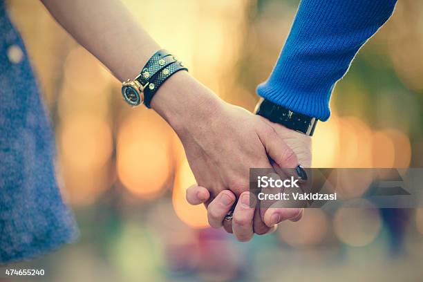 Pareja Sosteniendo Las Manos Al Aire Libre Foto de stock y más banco de imágenes de Amor a primera vista - Amor a primera vista, Agarrados de la mano, Mano humana