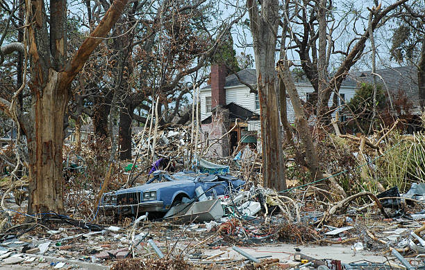 ハリケーンカトリーナ嵐による損傷のクラッシュ車 - katrina hurricane katrina damaged hurricane ストックフォトと画像