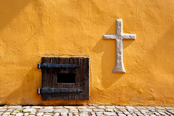 cross e antiga janela - on stone dinkelsbuhl wall - fotografias e filmes do acervo