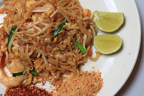 pesce pad thai spaghetti di riso fritto. - thailand thai culture thai cuisine pad thai foto e immagini stock