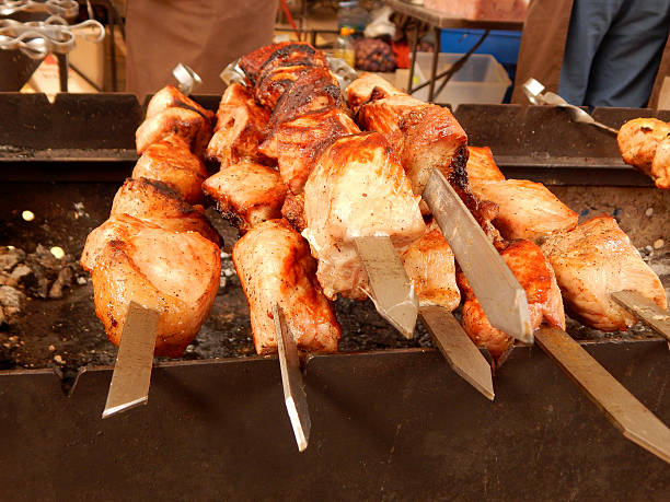 spiedini di carne sul - spit roasted barbecue grill barbecue pork foto e immagini stock