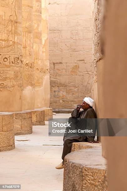 Uomo Di Fumo Di Luxor Egitto Rovine - Fotografie stock e altre immagini di Accudire - Accudire, Adulto, Adulto in età matura