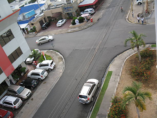 vehículos estacionados en una intersección - automovil foto e immagini stock