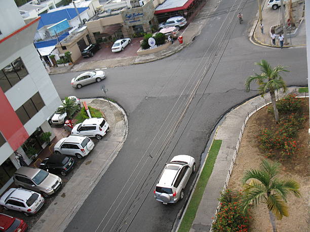 vehículos estacionados en una intersección - automovil - fotografias e filmes do acervo