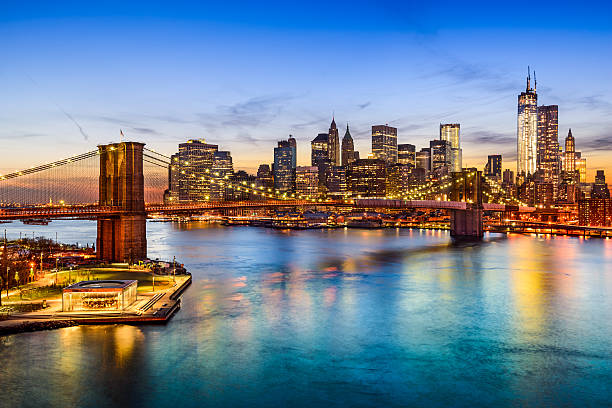 brooklyn bridge und manhattan skyline - new york city brooklyn bridge night stock-fotos und bilder