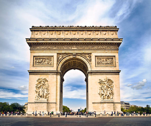 arc de triomphe paris bei sonnenuntergang - paris france arc de triomphe france french culture stock-fotos und bilder