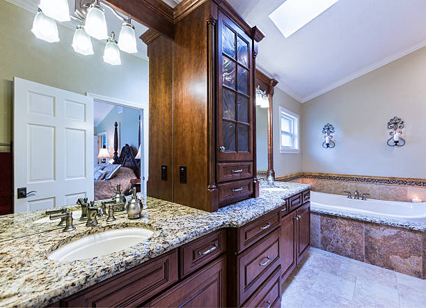 baño principal con reflejo de un dormitorio - medicine cabinet bathroom bathroom sink door fotografías e imágenes de stock